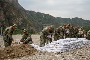 被包夹！浓眉半场10中6拿下12分3板2帽